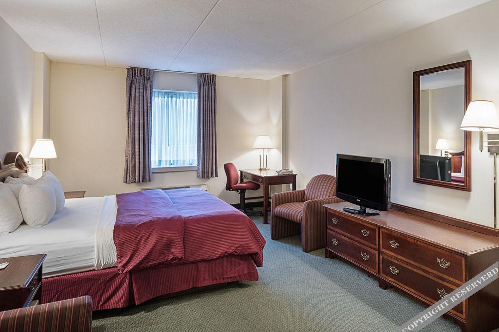 Clarion Hotel & Conference Center - photo 4
