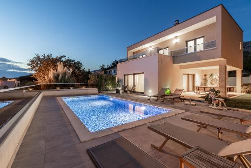 Luxury Villa Oriolus heated pool sauna Split — 4-Star Luxury Hotel in Srinjine, Croatia