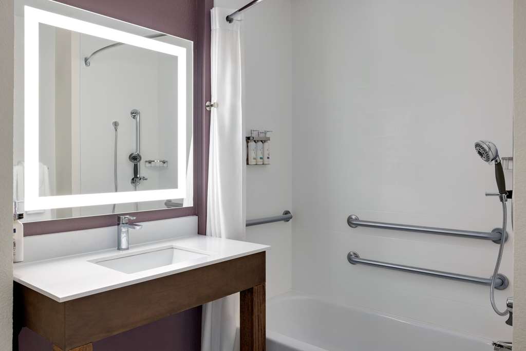 La Quinta Inn & Suites by Wyndham Springfield Airport Plaza - photo 37