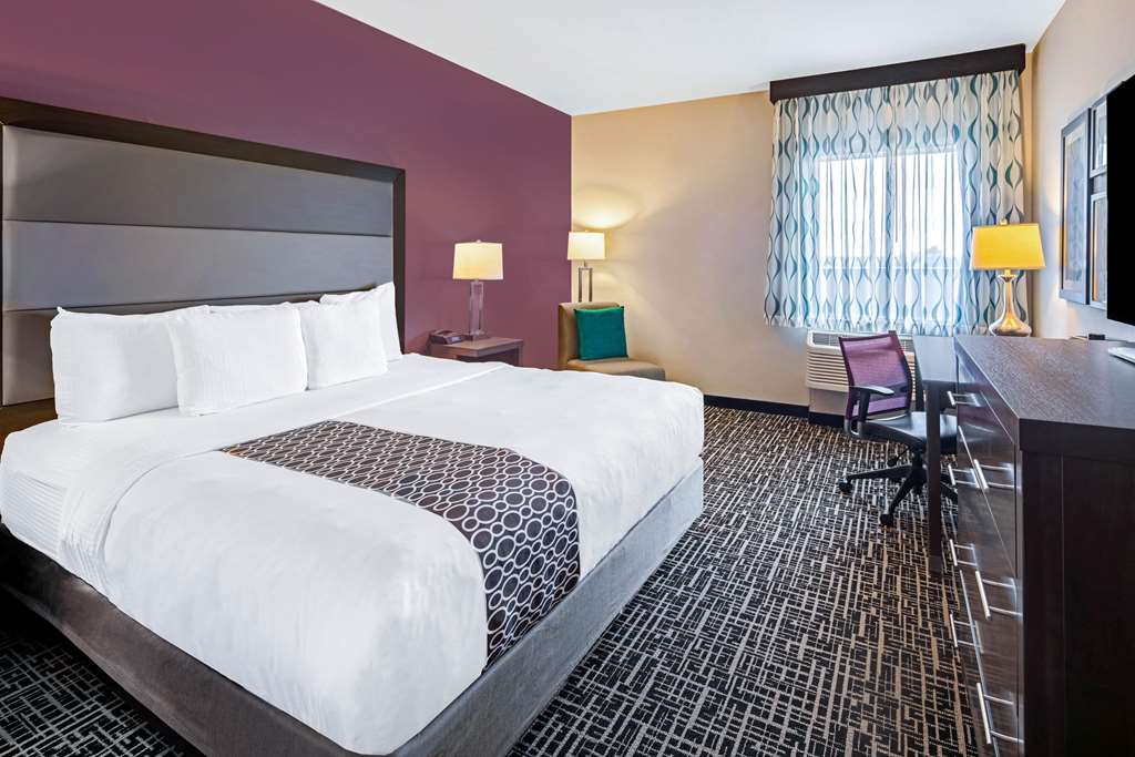 La Quinta Inn & Suites by Wyndham McAllen La Plaza Mall - photo 18