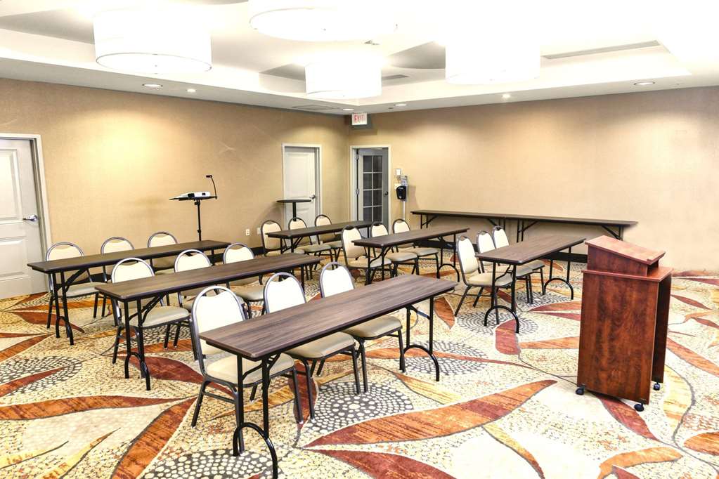 La Quinta Inn & Suites by Wyndham Starkville at MSU - photo 31