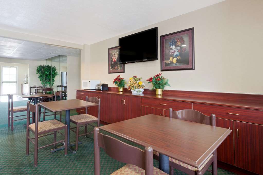 Days Inn & Suites by Wyndham Brandon Amphitheater - photo 51