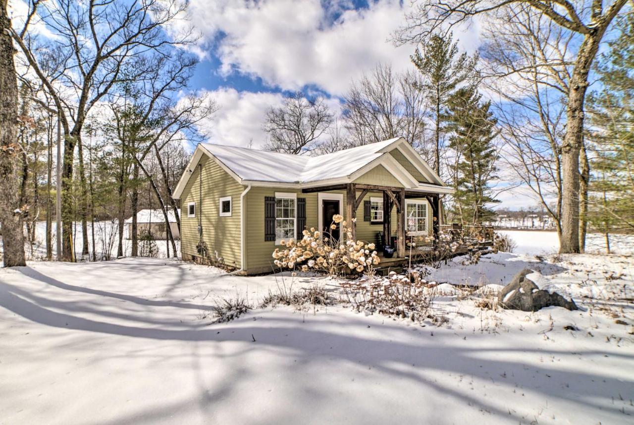 Fish Hike And Hunt Lakeside Newaygo Cottage — 4-Star Luxury Hotel in Muskegon, United States