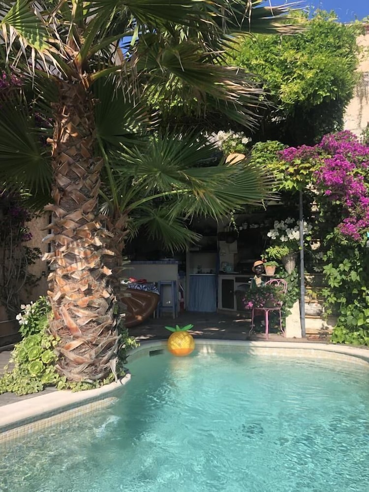 Les Grimaldines Maison d'Hotes C 2 Bis — 4-Star Luxury Hotel in Cagnes-Sur-Mer, France