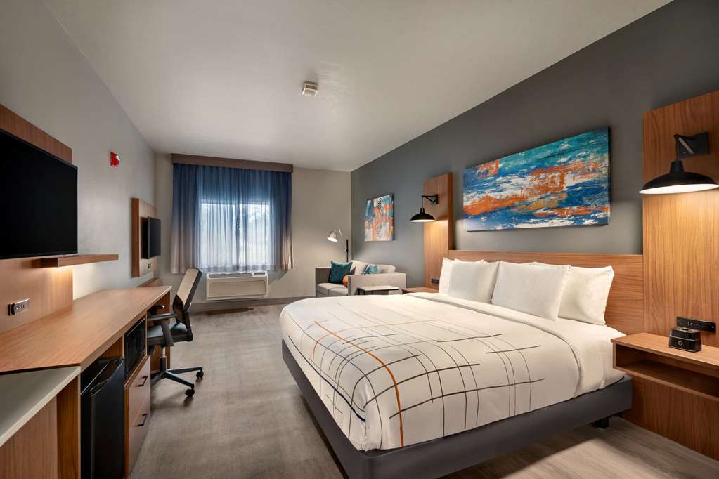 La Quinta Inn & Suites by Wyndham Springfield - photo 17