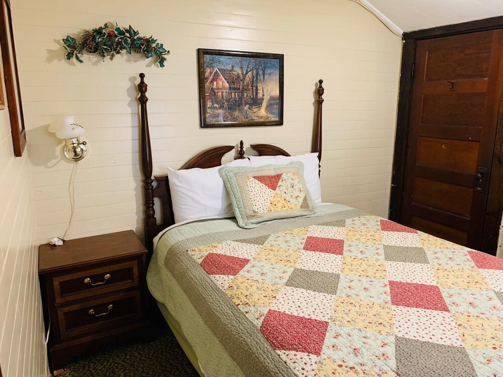Carroll Motel & Cottages - photo 21