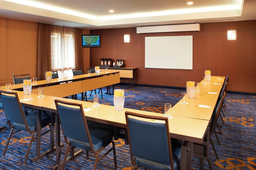 Courtyard by Marriott Toledo Maumee Arrowhead - photo 26