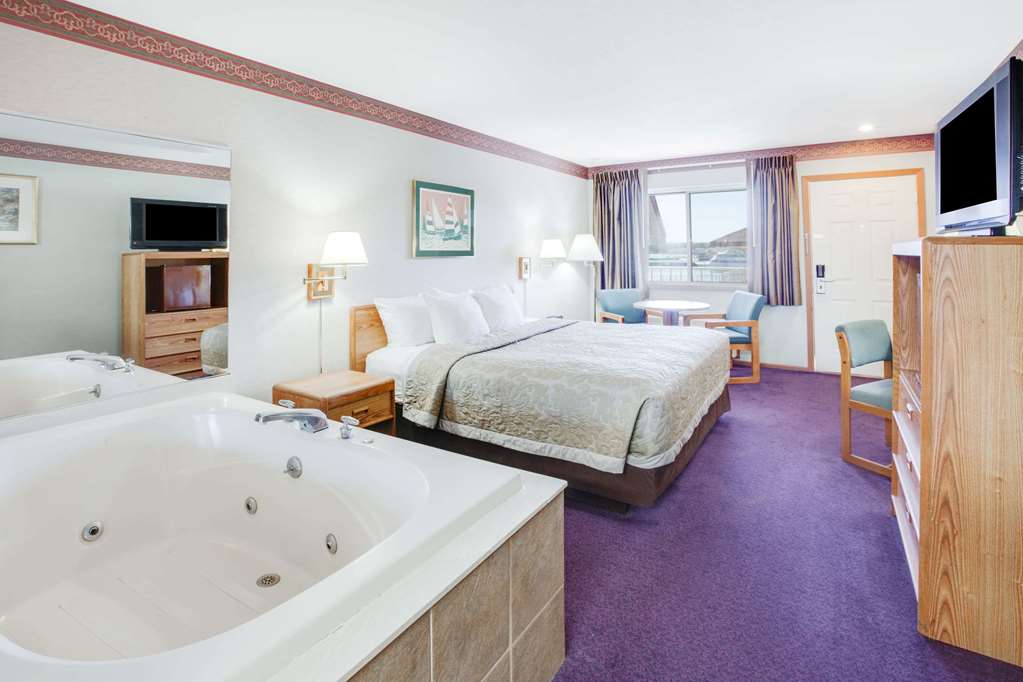 Super 8 by Wyndham Mackinaw City Beachfront Area - photo 10