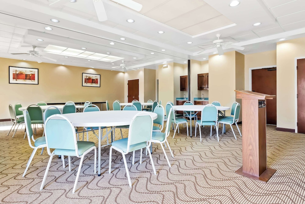Comfort Suites Lumberton North - photo 38