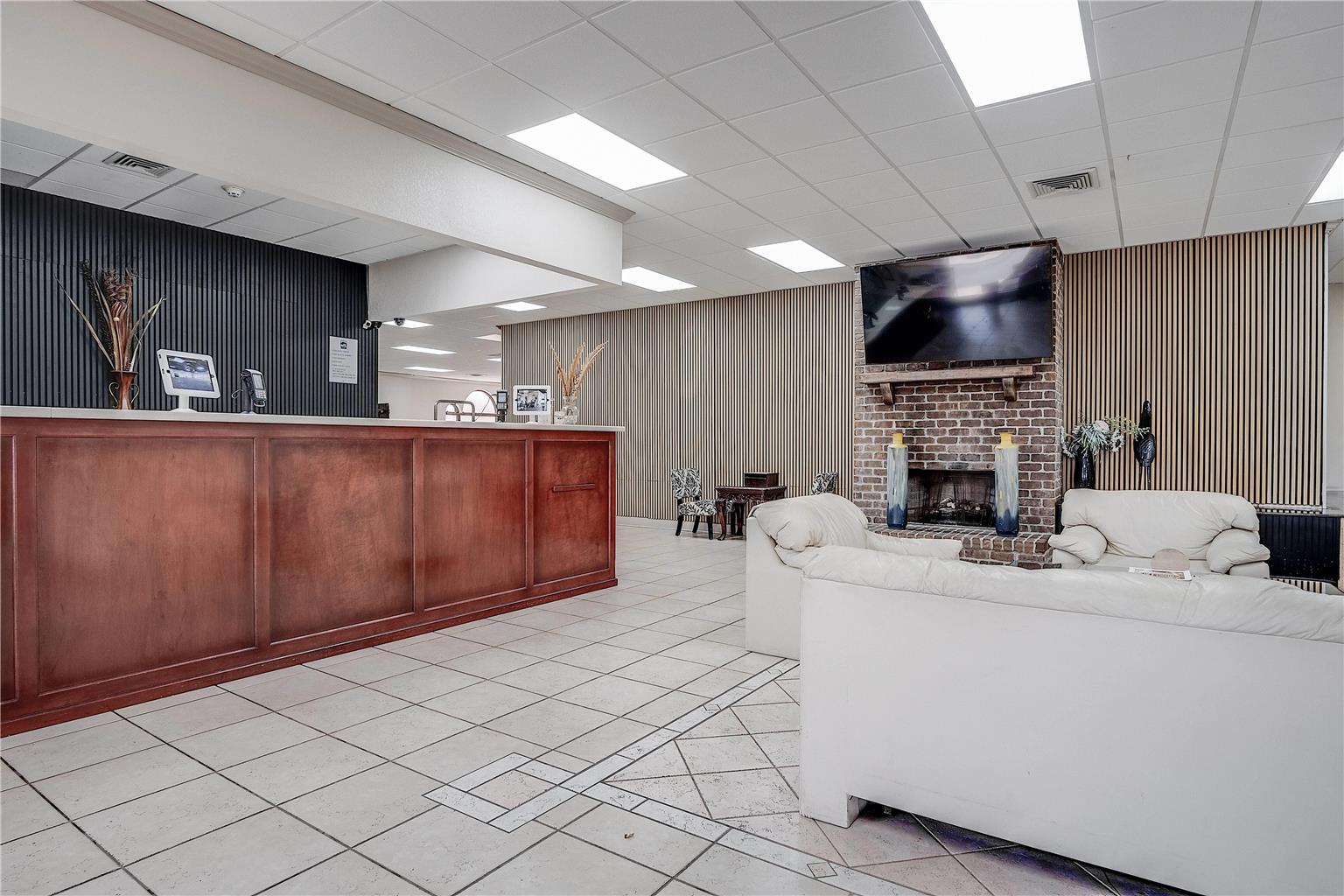Cottonwood Suites Savannah Hotel & Conference Center - photo 4