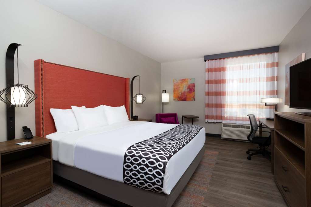 La Quinta Inn & Suites By Wyndham Pflugerville - photo 23