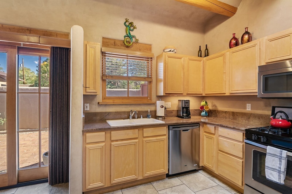 Kiva Stunning & Lovely With Kiva Fireplace Walk to the Plaza and the Railyard - photo 12