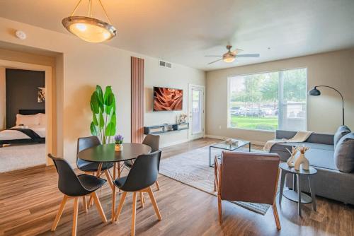 Chic 2BD Pool Gym Parking WD Sleeps8 — 4-Star Luxury Hotel in Tempe, United States