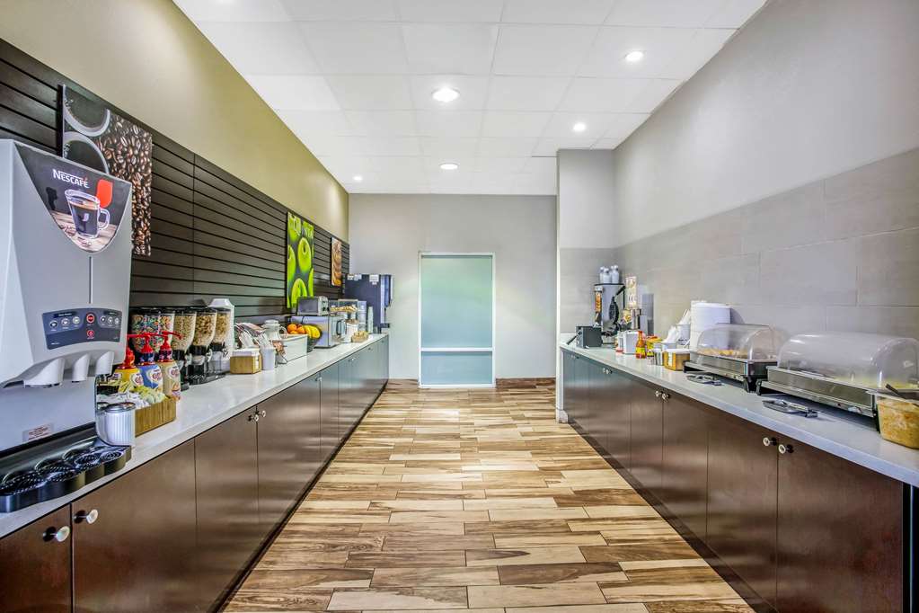 La Quinta Inn & Suites by Wyndham Karnes City Kenedy - photo 49
