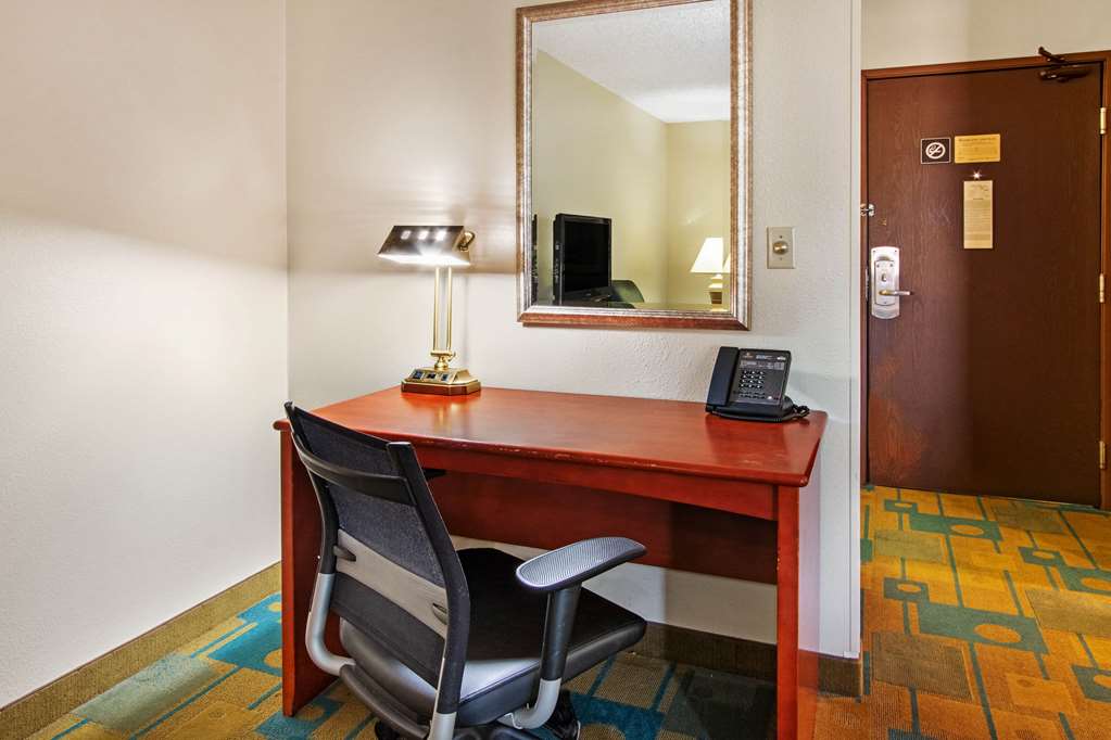 La Quinta Inn & Suites by Wyndham Albuquerque Journal Ctr NW - photo 27