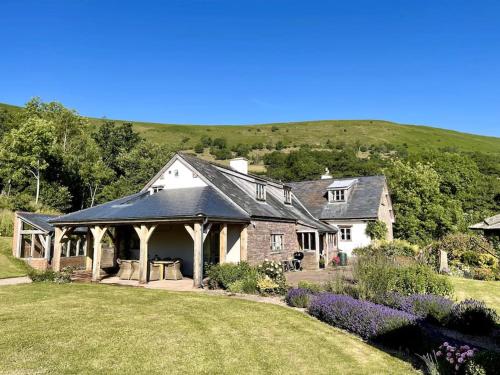 Luxury Spacious Country Home w Mountain Views — 4-Star Luxury Hotel in Hereford, United Kingdom