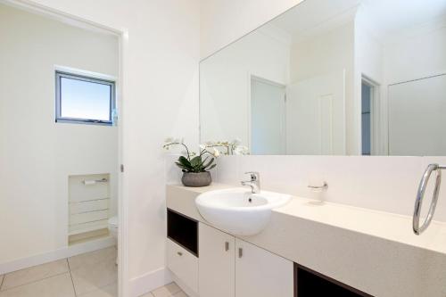 Tranquil & Modern Riverside Getaway in Noosaville, Australia