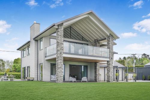 LakeSide Karapiro Downstairs Apartment — 4-Star Luxury Hotel in Cambridge, New Zealand