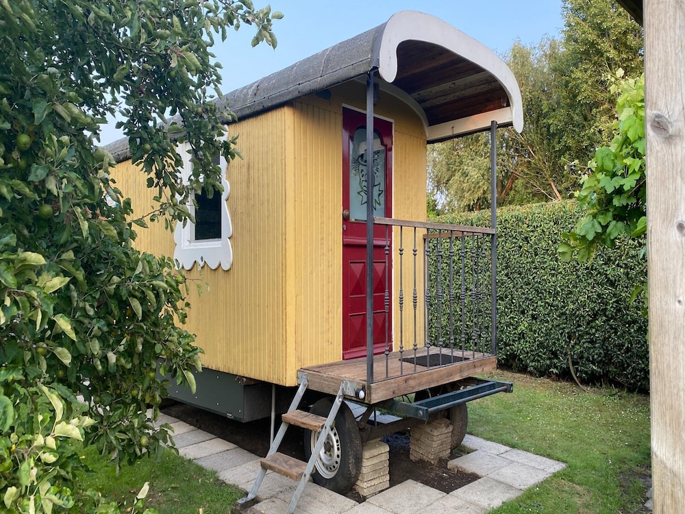 Gypsy Caravan in Weideblick with Farm Animals — hotel in Bergen Op Zoom