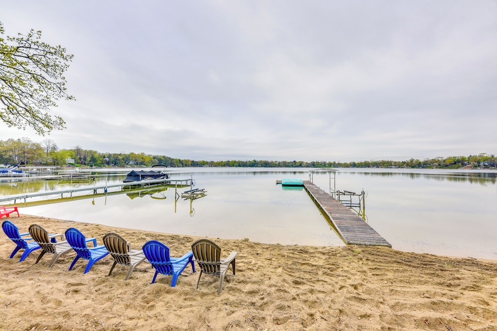 Lakefront Burlington Vacation Rental Dock and Beach — 4-Star Luxury Hotel in Twin Lakes, United States