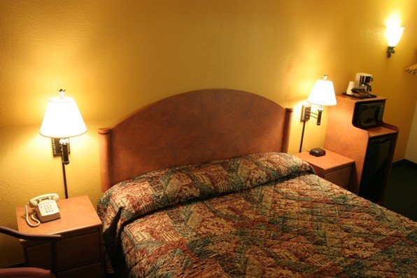 University Inn and Suites - photo 7