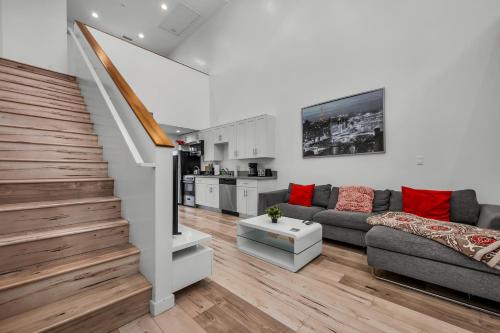 New 1 Bedroom Loft with View of Hollywood Sign — 4-Star Luxury Hotel in Los Angeles, United States