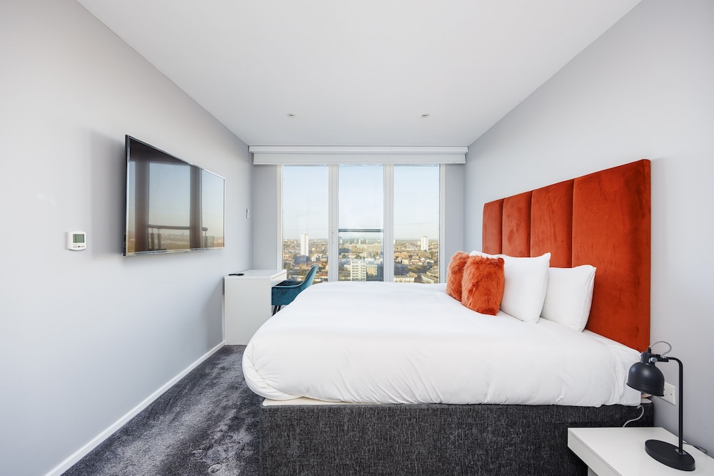 Waterside Bliss 2 Bed 2 Bath Apartment — 4-Star Luxury Hotel in London, United Kingdom