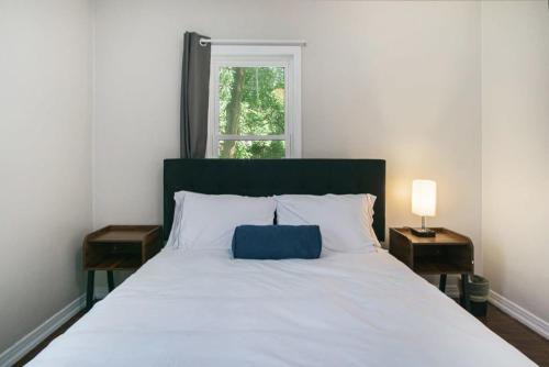 Gorgeous Notre Dame Get Away Comfy Beds WiFi Coffee Games - photo 18