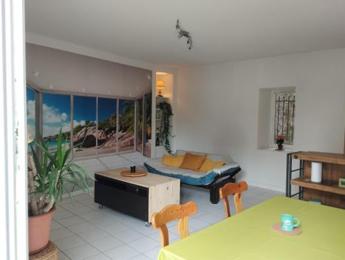 Vaste T2 En Auvergne — hotel in Vic-Le-Comte