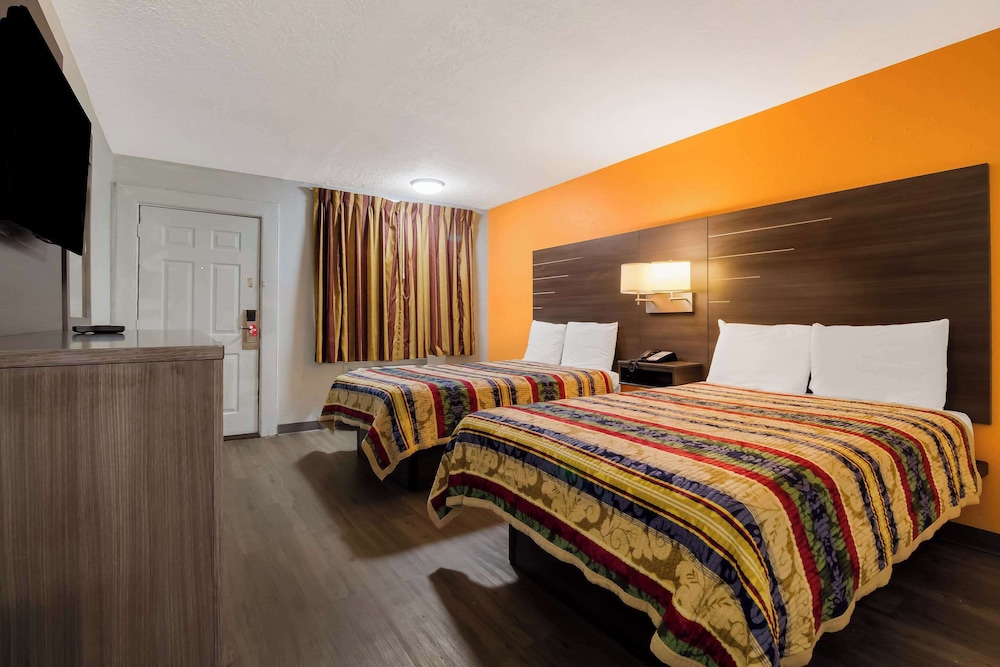 Rodeway Inn Conference Center - photo 8