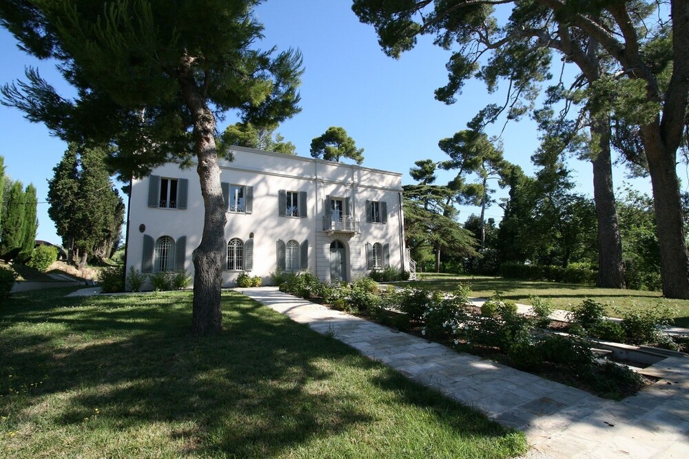 Agriturismo Monte Giove — 4-Star Luxury Hotel in Fano, Italy