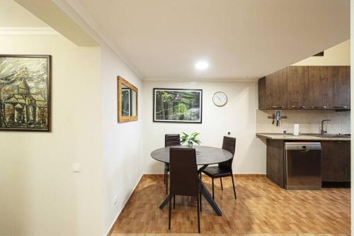 Cosy Central 2 BR Apartment By Wehost