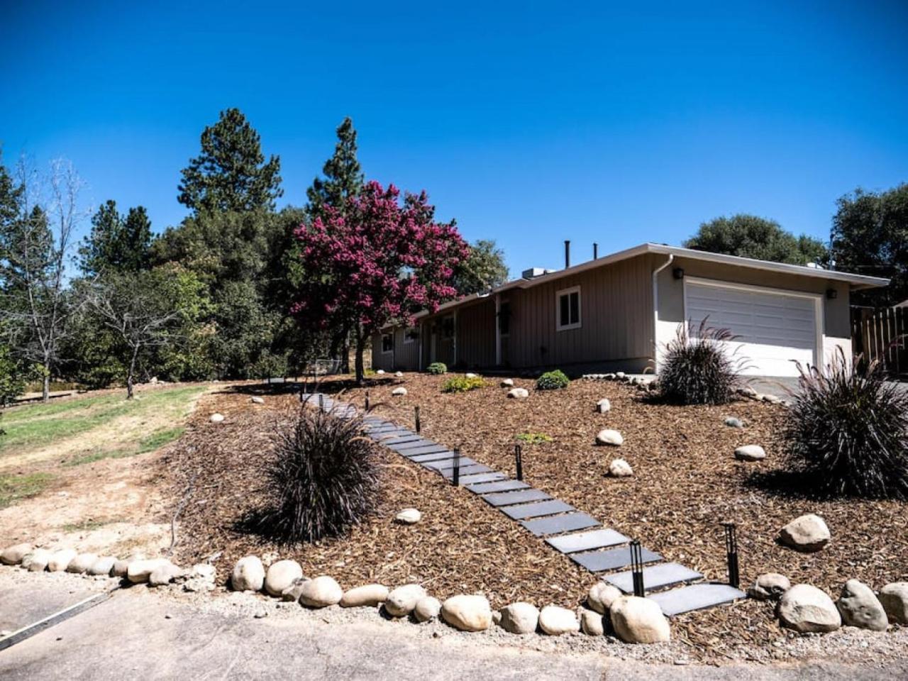 Pool Quite Private remodeled home on the hill — 4-Star Luxury Hotel in Placerville, United States