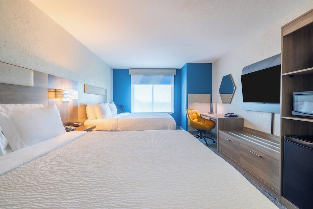 Holiday Inn Express and Suites Kansas City Airport by IHG - photo 6