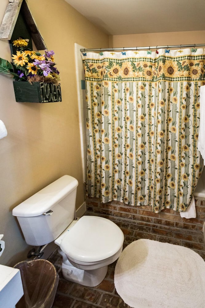 Equinox Inn at Canyon Lake - photo 39