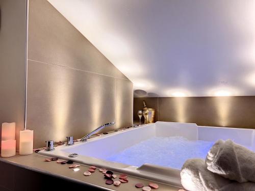 Cocon Blanc Calin Avec Jacuzzi Privatif Loveroom Insolite — Saint Etienne