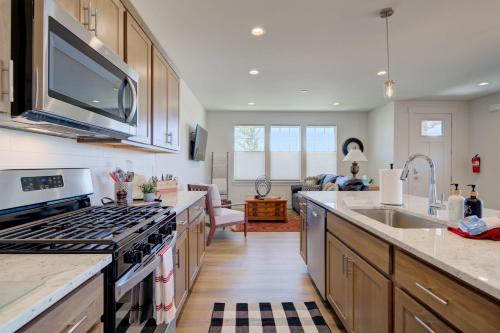 Spacious 3BR Home Perfect Belgrade Getaway — 4-Star Luxury Hotel in Belgrade, United States