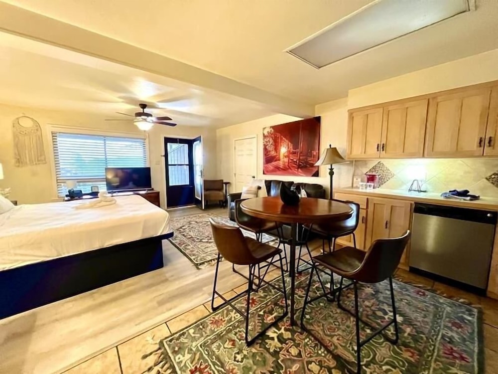SU15 Spacious studio with full kitchen dining table and rock patio overlooking Lake Ouachita. by RedAwning - photo 3