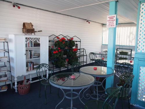 Suitcase Motel & Travel - photo 36