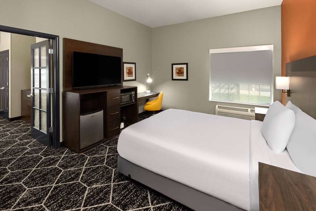 La Quinta Inn & Suites by Wyndham Olathe - photo 30