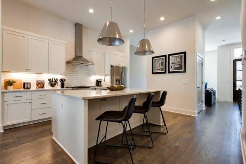 West End Dream Private Balcony 6 Mins To Broadway — 4-Star Luxury Hotel in Nashville, United States