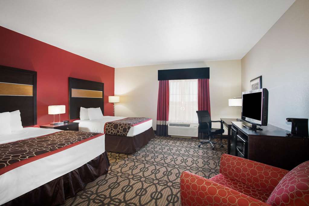 La Quinta Inn & Suites by Wyndham Pearsall - photo 25