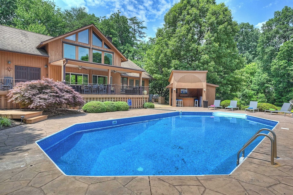 Stay Awhile by Avantstay Lakefront Pool Dock in Mooresville, United States