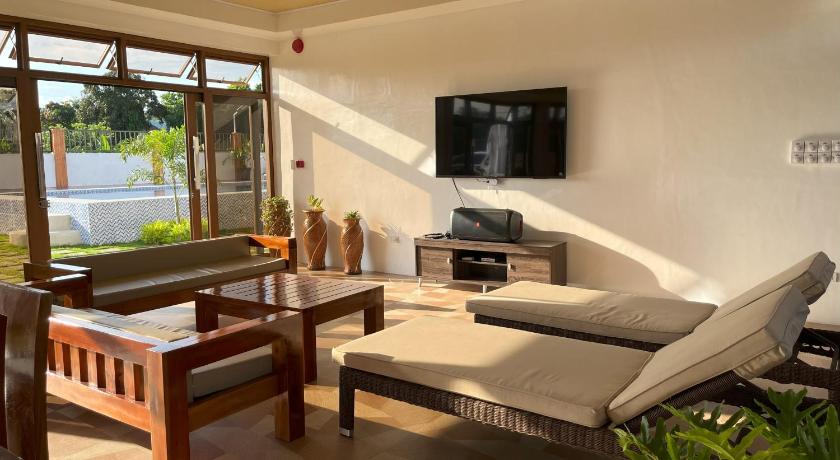 Villa Mercedes Private Resort — hotel in Candon