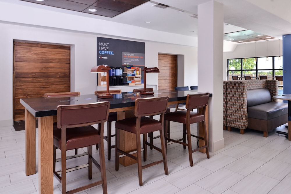 Holiday Inn Express Hotel & Suites Elgin by IHG - photo 38