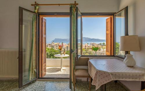 Three Bedroom Apartment in City Center with Sea View near the Beach — 4-Star Luxury Hotel in Kissamos, Greece