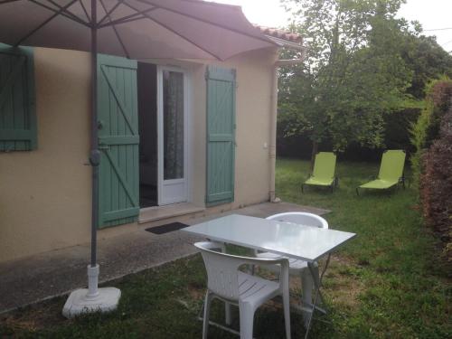 L’amandier in Unknown City, France