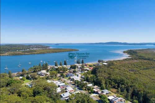 Taylors Beach Cottage — 4-Star Luxury Hotel in Anna Bay, Australia