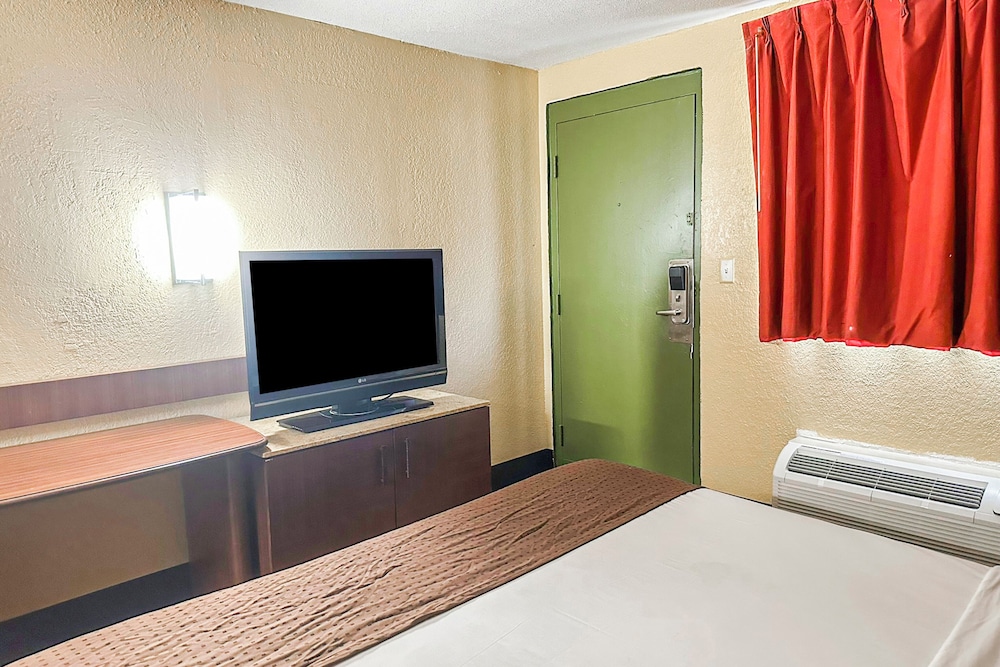 OYO Hotel Mobile AL I 65 at Airport Blvd - photo 36