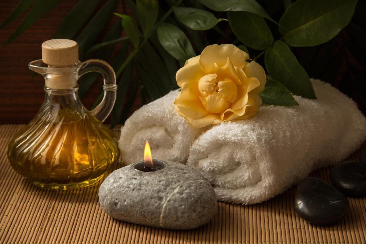 Ecrin D' Amour Suite Romantique Avec Jacuzzi — 4-Star Luxury Hotel in Saint-Cyprien, France